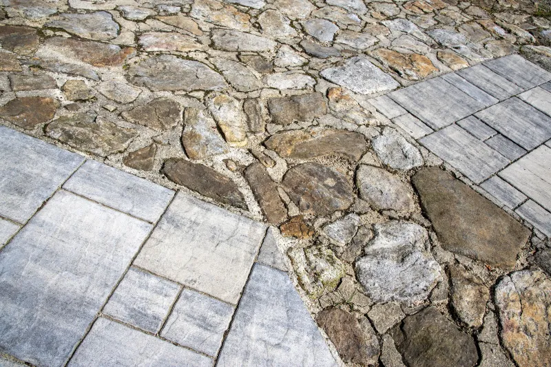 Př&iacute;rodn&iacute; k&aacute;men vydrž&iacute; des&iacute;tky let. Rozhoduje ale spr&aacute;vn&eacute; lepen&iacute; | bignews.cz