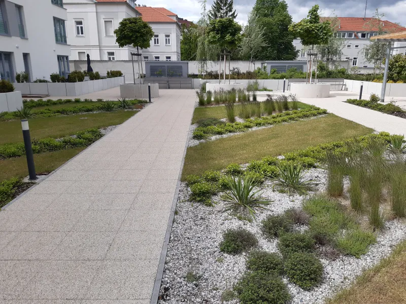 Vegetační střechy a střešní terasy oživují vnitroblok bytového domu Panorama Plzeň | bignews.cz