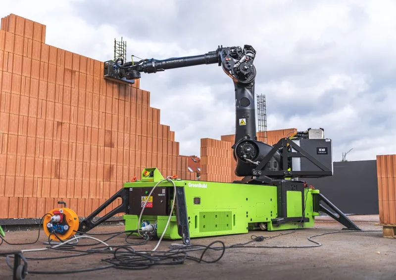 S cihlami Porotherm může zd&iacute;t i robot | bignews.cz