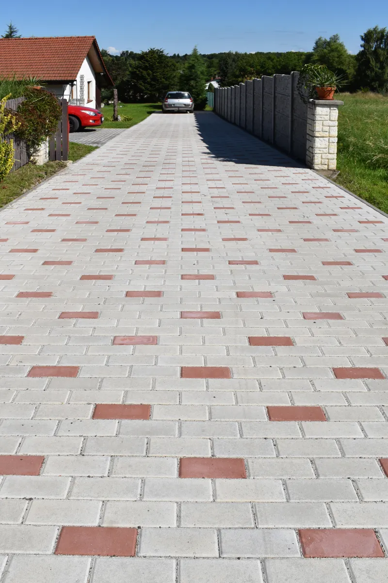 Nadčasov&aacute; dlažba s eleganc&iacute; dřeva a odolnost&iacute; betonu | bignews.cz