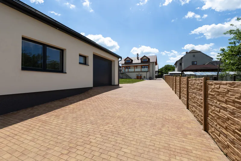 Nadčasov&aacute; dlažba s eleganc&iacute; dřeva a odolnost&iacute; betonu | bignews.cz