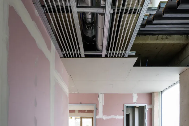Om&iacute;t&aacute;n&iacute; betonov&eacute;ho stropu s&aacute;drovou om&iacute;tkou  | bignews.cz
