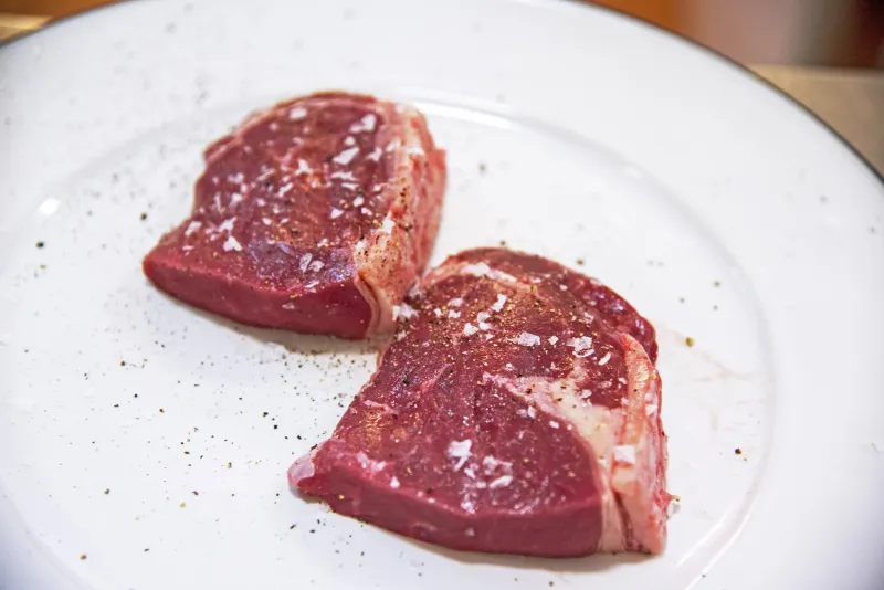 Máte rádi hovězí steak? Tak nešetřete na mase! | bignews.cz