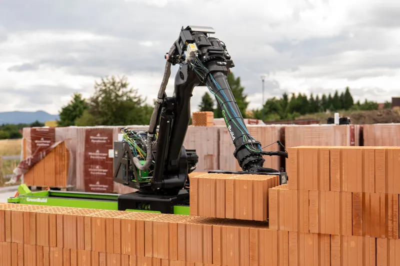 S cihlami Porotherm může zd&iacute;t i robot | bignews.cz