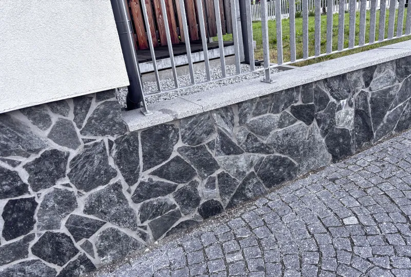Př&iacute;rodn&iacute; k&aacute;men vydrž&iacute; des&iacute;tky let. Rozhoduje ale spr&aacute;vn&eacute; lepen&iacute; | bignews.cz