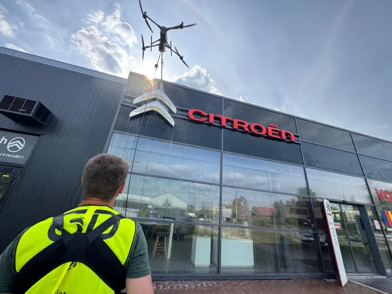 Či&scaron;těn&iacute; fas&aacute;d s pomoc&iacute; dronu | bignews.cz
