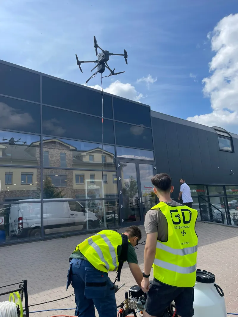 Či&scaron;těn&iacute; fas&aacute;d s pomoc&iacute; dronu | bignews.cz