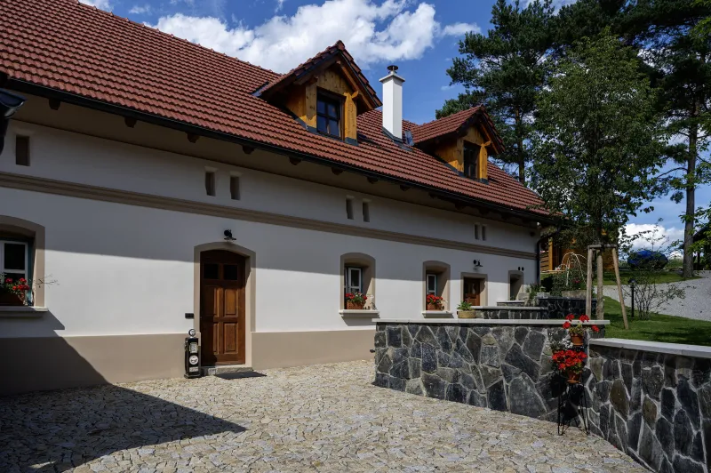 Př&iacute;rodn&iacute; k&aacute;men vydrž&iacute; des&iacute;tky let. Rozhoduje ale spr&aacute;vn&eacute; lepen&iacute; | bignews.cz