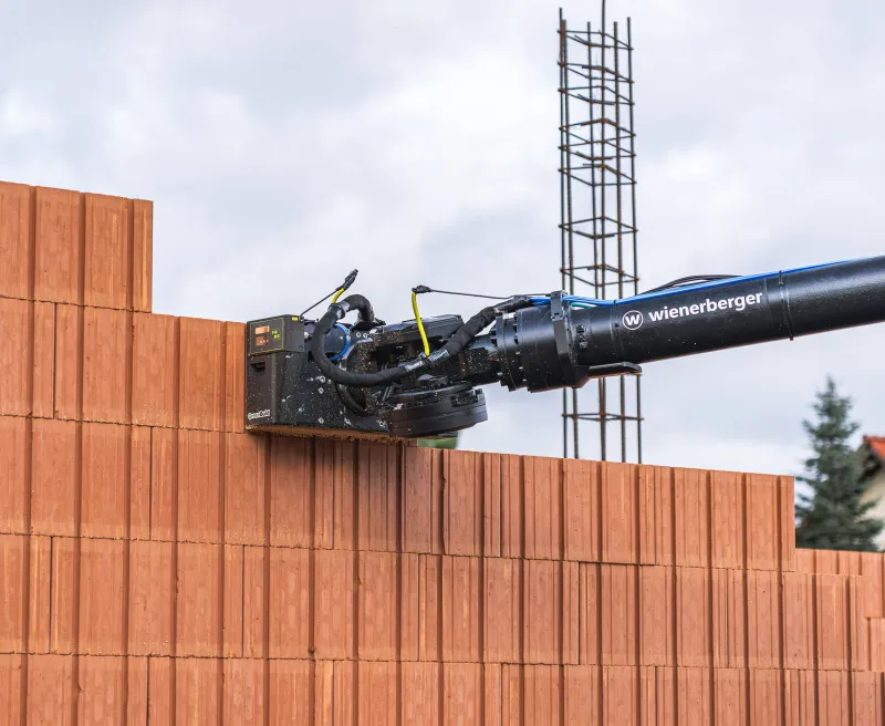 S cihlami Porotherm může zd&iacute;t i robot | bignews.cz