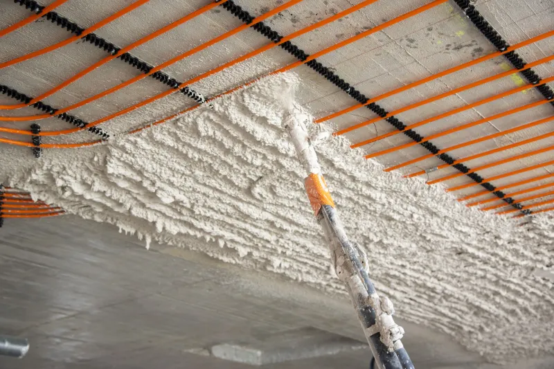 Om&iacute;t&aacute;n&iacute; betonov&eacute;ho stropu s&aacute;drovou om&iacute;tkou  | bignews.cz