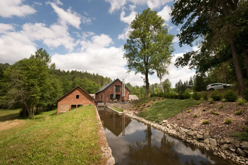 Proměna star&eacute;ho ml&yacute;na na idylick&eacute; m&iacute;sto | bignews.cz