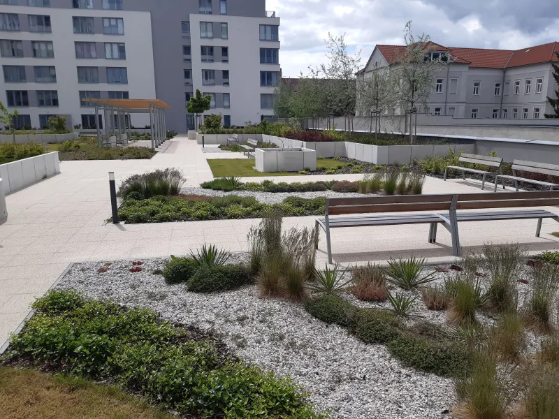 Vegetační střechy a střešní terasy oživují vnitroblok bytového domu Panorama Plzeň | bignews.cz