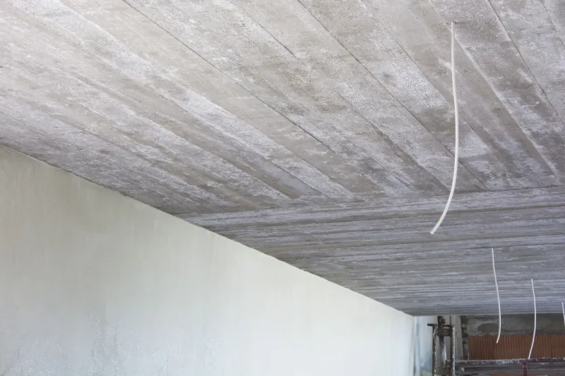 Om&iacute;t&aacute;n&iacute; betonov&eacute;ho stropu s&aacute;drovou om&iacute;tkou  | bignews.cz